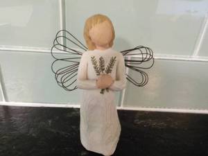 lot 7 image: Willow Tree Angel of Remembrance 5...