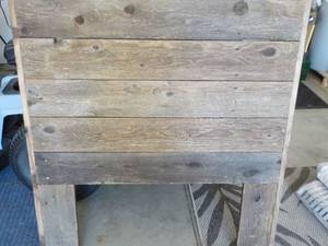 lot 15 image: Twin Size Farm House Rustic Headboa...