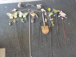 lot 26 image: Outdoor Dcor...