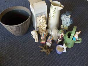 lot 27 image: Flower Pot and Dcor...