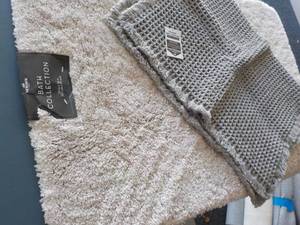 lot 40 image: 2 Bath Mats...