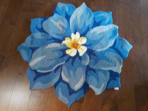 lot 41 image: Plow and Hearth Blue Hydrangea Shap...