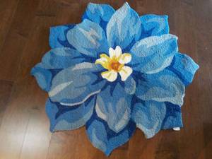 lot 43 image: Plow and Hearth Blue Hydrangea Shap...