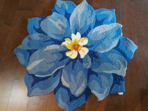 lot 44 image: Plow and Hearth Blue Hydrangea Shap...