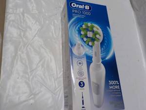 lot 221 image: Oral B Pro 1000 Rechargeable Toothb...