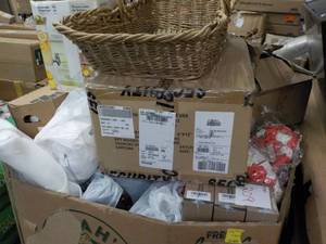 lot 260 image: Pallet of Unclaimed from previous a...