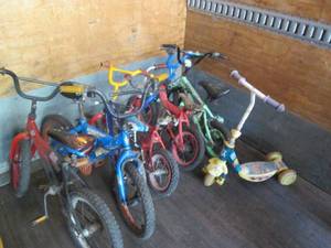 lot 03 image: Lot of Kids Bikes