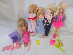 lot 266 image: BARBIE DOLL GROUP