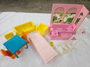 lot 274 image: BARBIE BUBBLE BATH & FURNITURE
