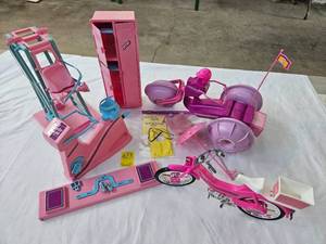 lot 277 image: BARBIE MOTORBIKE, SPLASH CYCLE & GYM