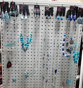 lot 44 image: 30 Assorted NEW Jewelry