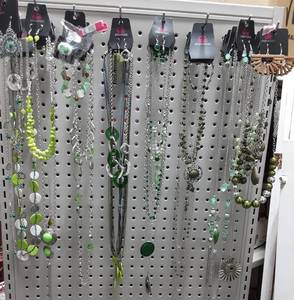 lot 46 image: 30 Assorted NEW Jewelry