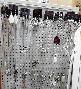 lot 47 image: 30 Assorted NEW Jewelry