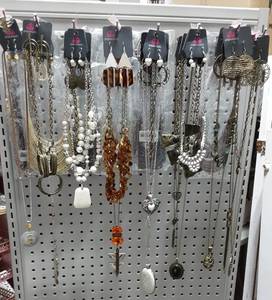 lot 48 image: 30 Assorted NEW Jewelry