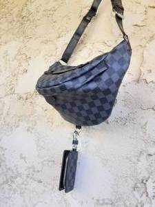lot 5 image: Black Fanny Pack & Key Case
