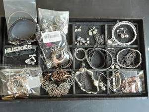lot 8 image: Contents On Tray - Assorted Jewelry