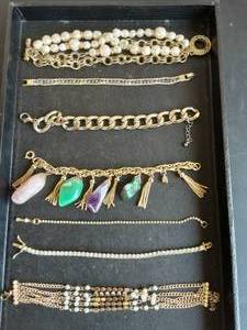 lot 12 image: 8-Bracelets