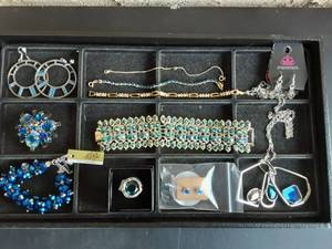 lot 19 image: Contents On Tray - Assorted Blue Stone Jewelry (Some Vintage)