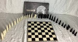 lot 55 image: Vintage 1962 Conqueror Sculpted Chess Set by Ganine