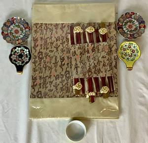 lot 50 image: Vintage Japanese Imari Porcelain Plates and Tea Strainers and Placememat Set Includes 6 Piece Asia Style Sushi, 6 Chopstick olders, 6 Placemat Gold