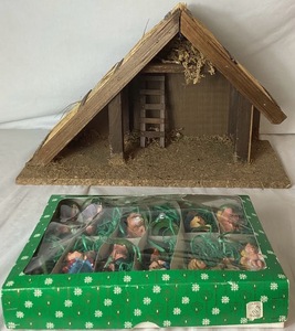 lot 77 image: Vintage Nativty Scene Made in Italy for Gimbels - 12 figurines and Manager
