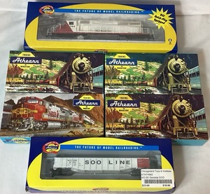 lot 100 image: Vintage Athearn HO Scale Model Trains and Kits - (2) Soo Line Caboose, Soo Line Gondola, Soo Line Boxcar, Soo Line SD40-2 Engine and Soo 50 Gondola