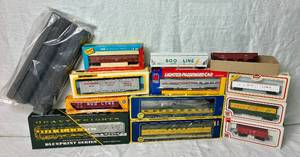 lot 102 image: Collection of HO Scale Model Railroad Cars in Boxes - 12 cars