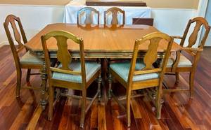 lot 11 image: Antique Expandable Dining Table with 6 Dining Chairs