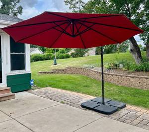lot 134 image: Cantilever Patio Umbrella