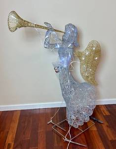 lot 126 image: 48 Silver Sisal Angel Novelty Sculpture with White Lights