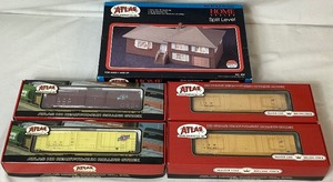 lot 99 image: Atlas Model Railroad Co. Bundle - 4 HO Ready To Run Rolling Stock and HO Model Split Level Home