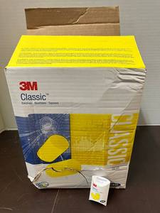 lot 52 image: 3M Classic Earplugs