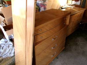 lot 6 image: Vintage Blond Colored Bedroom Set