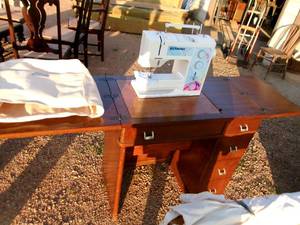 lot 7 image: Sewing Machine & Cabinet