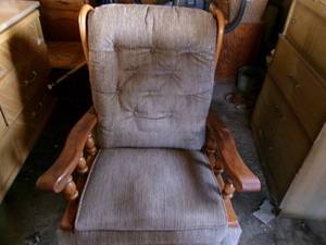 lot 8 image: Brown Rocking Chair