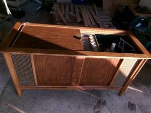 lot 10 image: Vintage Magnavox Cabinet StereoRecord Player