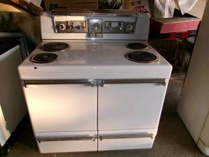 lot 12 image: Vintage Crosley 4 Burner Elec Stove
