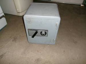 lot 14 image: Sentry Door Safe