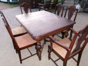 lot 15 image: Wood Dining Room Table & Chairs