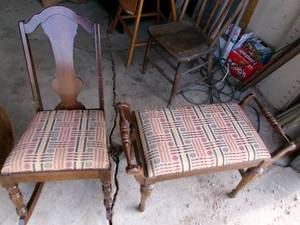 lot 17 image: Vintage Kids Wood Rocking Chair WOttoman