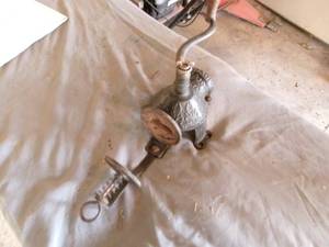 lot 28 image: Vintage Hand Crank Pepper Grinder