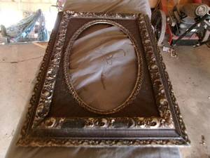 lot 31 image: Vintage Wood Ornate Picture Frame
