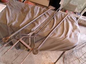 lot 48 image: 2 Metal ScrapersIce Chisels & 2 Fence Posts