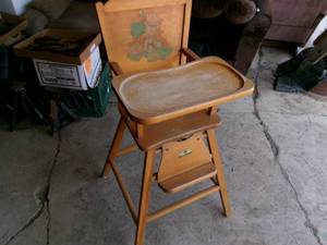 lot 68 image: Vintage Oak Co. Wood High Chair