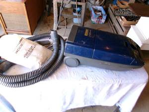 lot 69 image: Kenmore Whispertone 300 Vaccuum Cleaner (Works)