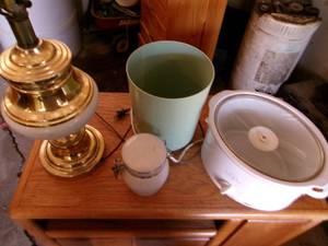 lot 75 image: Housewares Lamp & Crockpot
