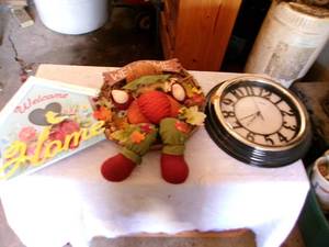 lot 77 image: Home Decor Welcome Hanging Signs & Clock