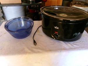 lot 85 image: Houseware 2 Blue Glass Mixing Bowls & Rival Crock Pot