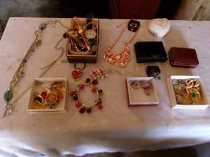 lot 86 image: Jewelry