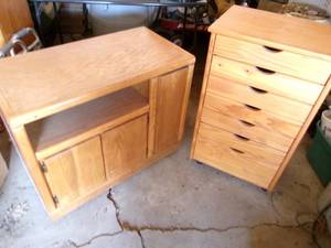 lot 92 image: TV Stand & 7 Drawer Wood Stand